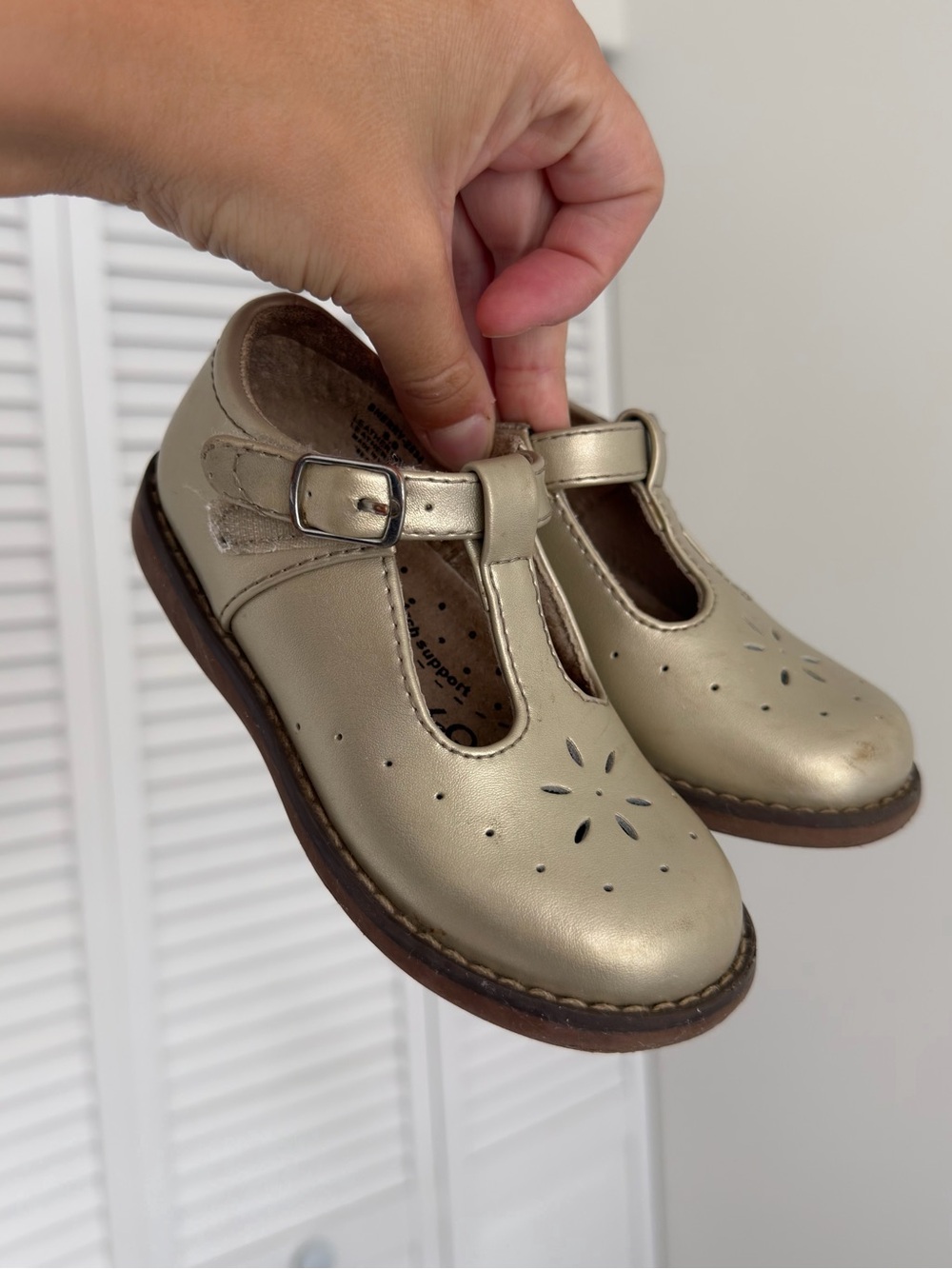 FootMates Metallic Gold T-Strap Mary Jane Shoes Size 8C Toddler Girls